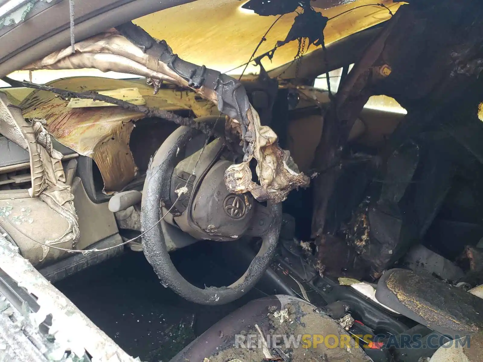 9 Photograph of a damaged car 5YFEPRAE9LP056058 TOYOTA COROLLA 2020