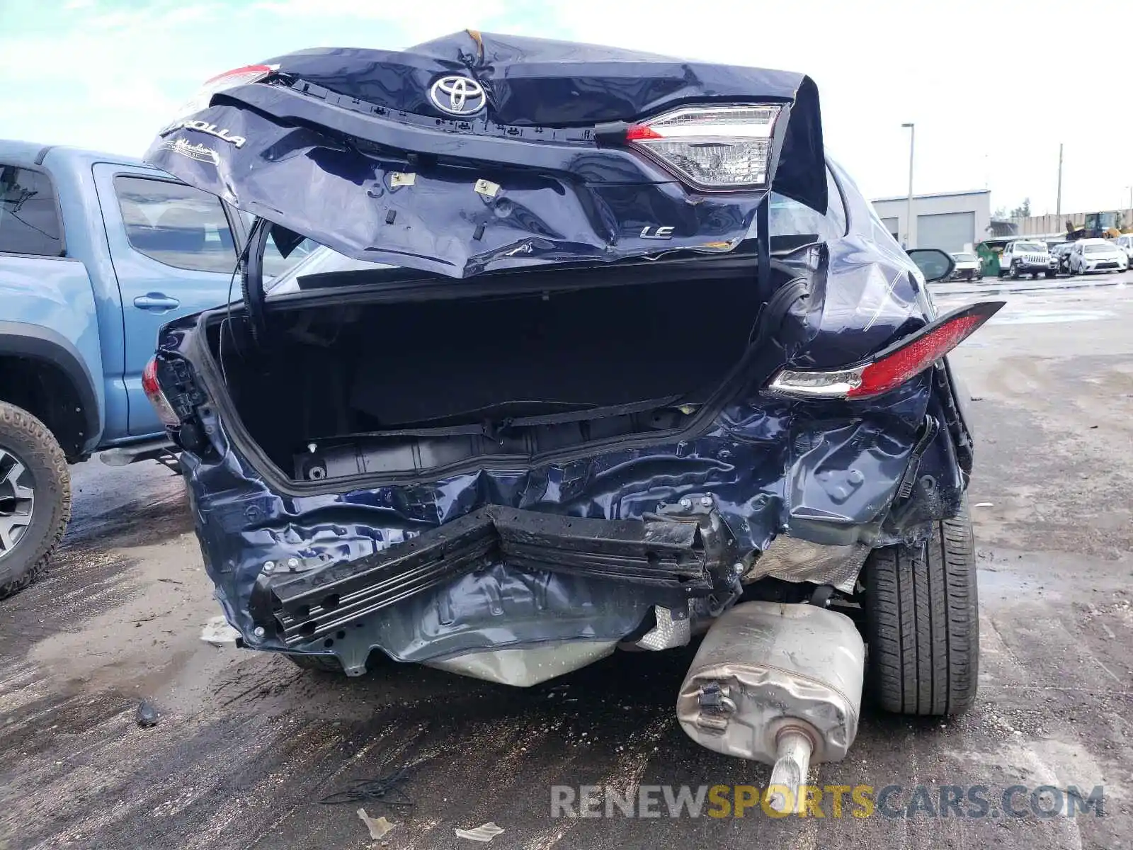 9 Photograph of a damaged car 5YFEPRAE9LP061373 TOYOTA COROLLA 2020