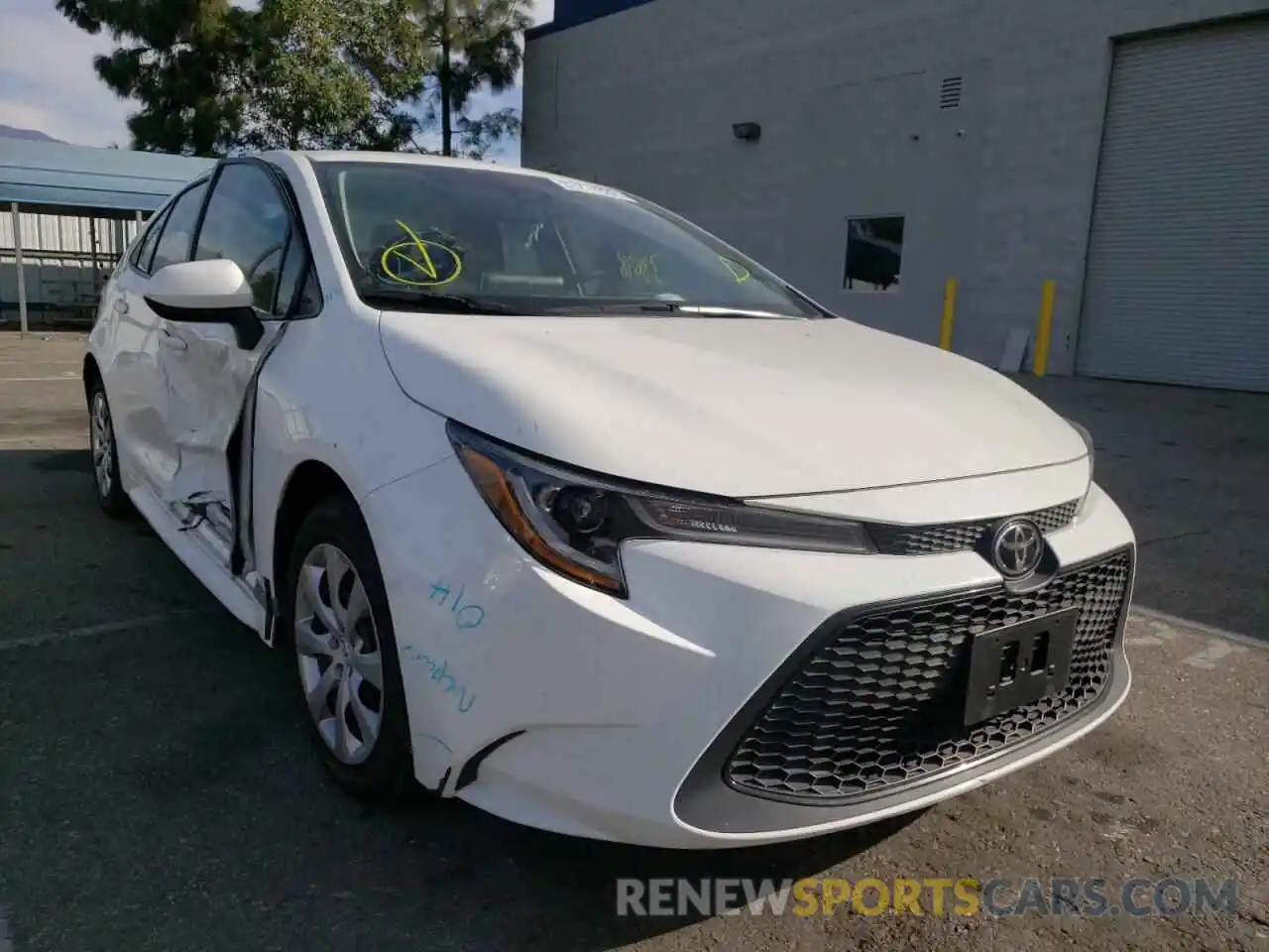 1 Photograph of a damaged car 5YFEPRAE9LP063379 TOYOTA COROLLA 2020