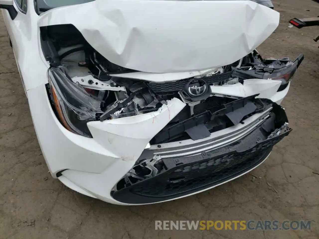 9 Photograph of a damaged car 5YFEPRAE9LP097113 TOYOTA COROLLA 2020