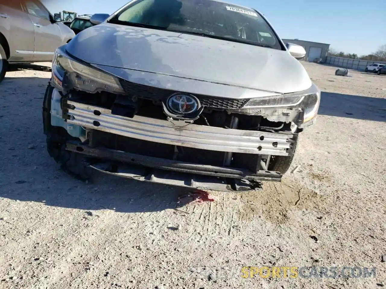 9 Photograph of a damaged car 5YFEPRAE9LP097127 TOYOTA COROLLA 2020