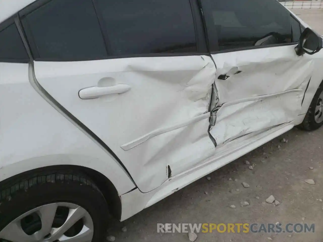 9 Photograph of a damaged car 5YFEPRAE9LP099976 TOYOTA COROLLA 2020