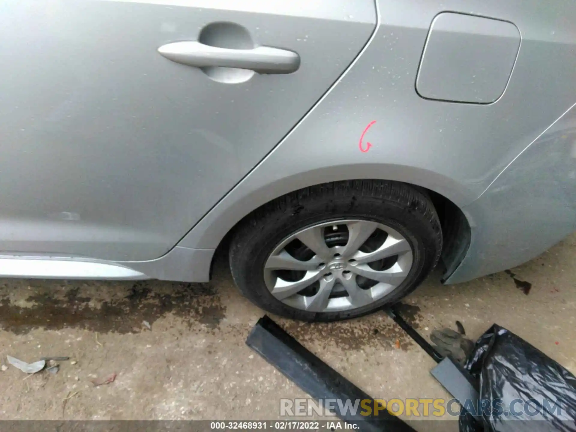 13 Photograph of a damaged car 5YFEPRAE9LP111513 TOYOTA COROLLA 2020