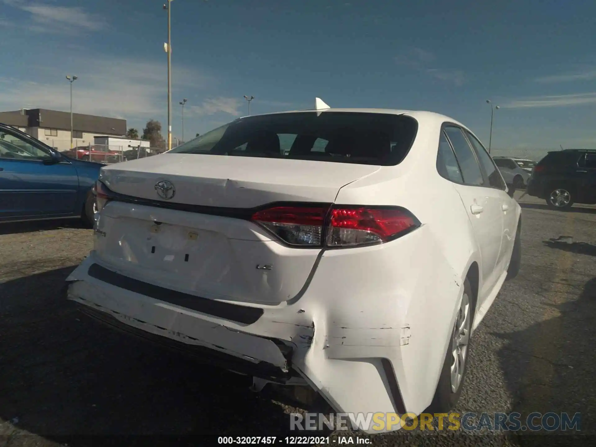 4 Photograph of a damaged car 5YFEPRAE9LP124844 TOYOTA COROLLA 2020