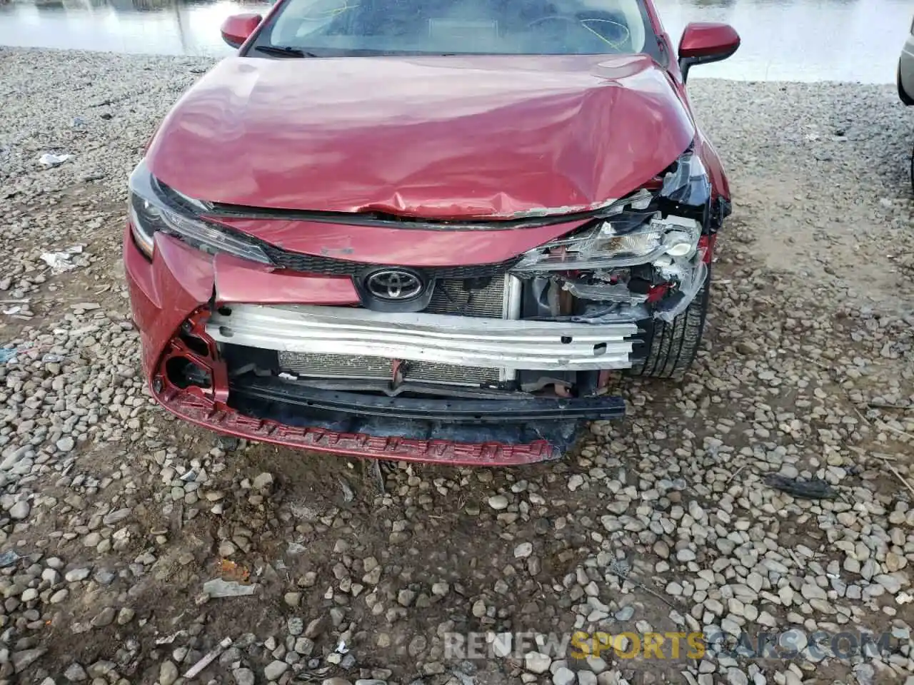 9 Photograph of a damaged car 5YFEPRAE9LP132569 TOYOTA COROLLA 2020