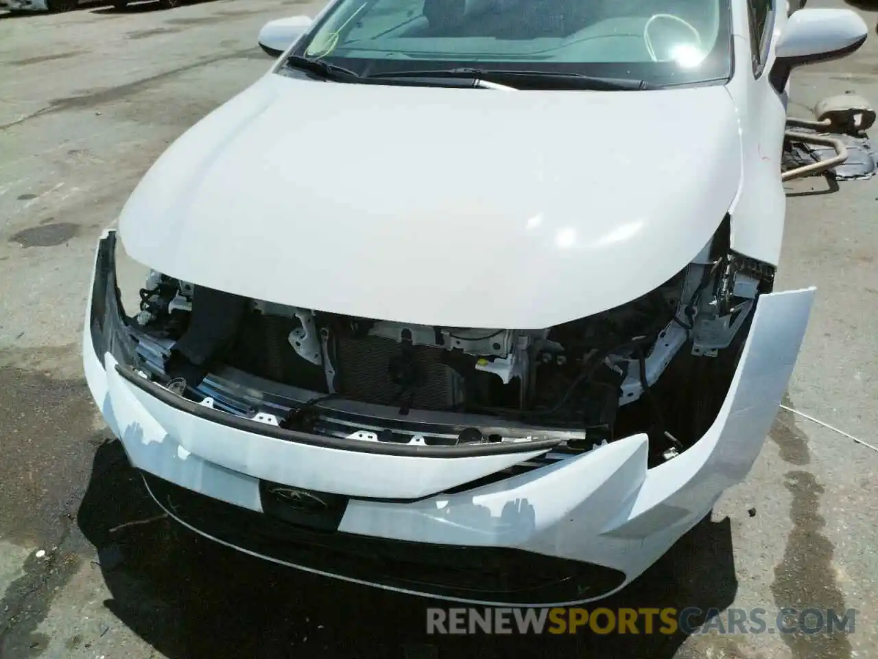 9 Photograph of a damaged car 5YFEPRAE9LP145581 TOYOTA COROLLA 2020