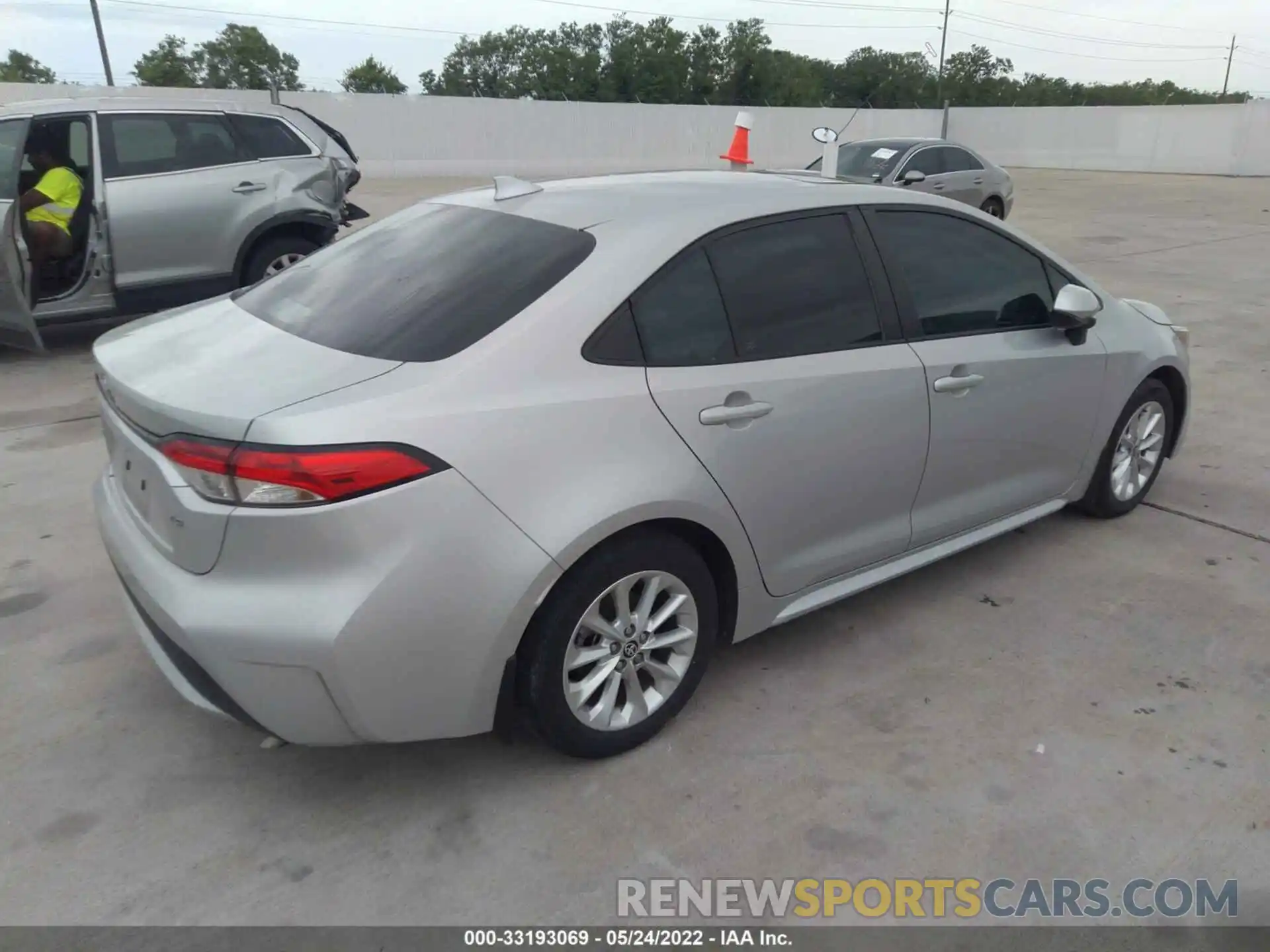 4 Photograph of a damaged car 5YFHPRAE1LP027327 TOYOTA COROLLA 2020