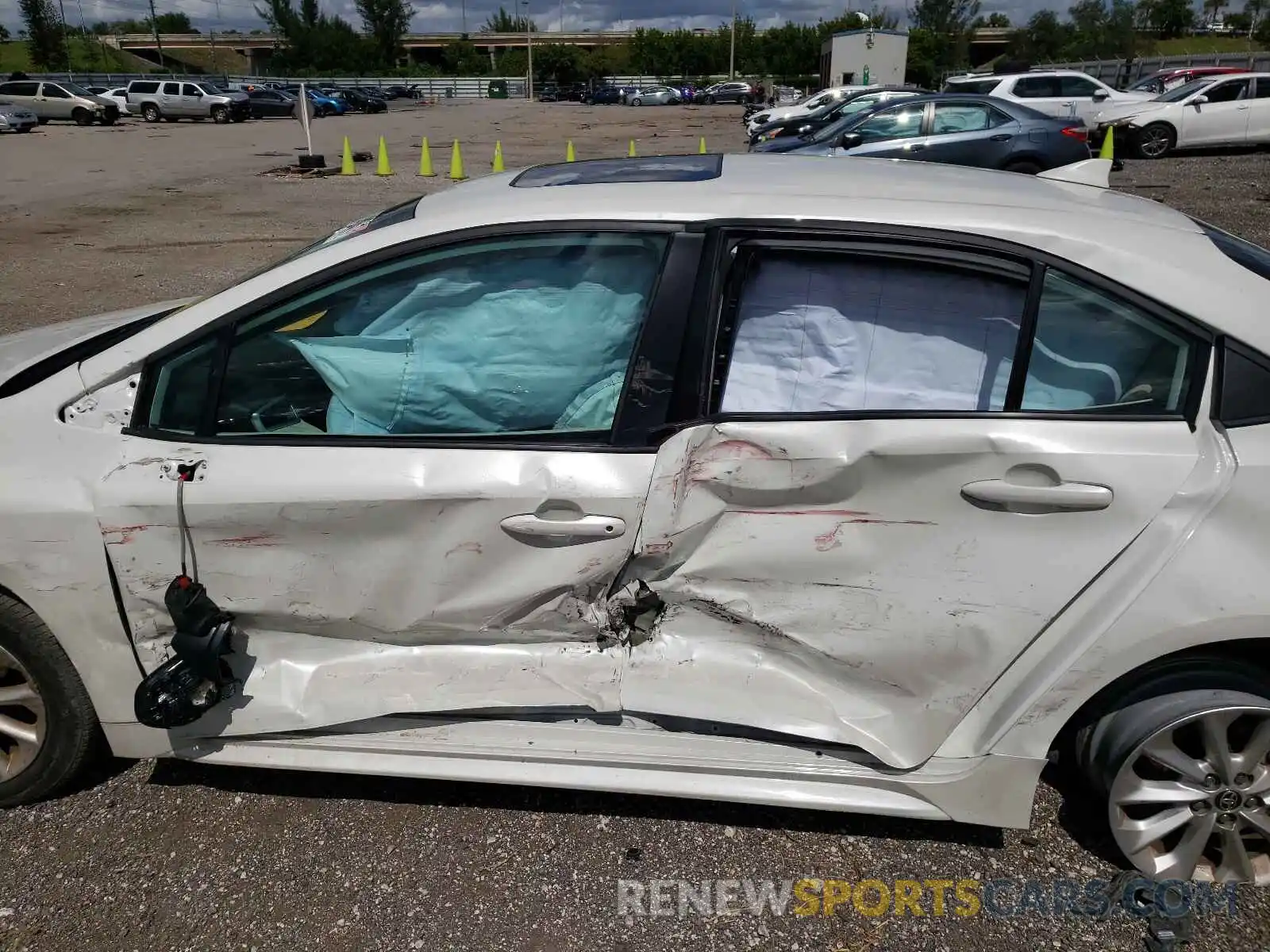 9 Photograph of a damaged car 5YFHPRAE3LP048261 TOYOTA COROLLA 2020