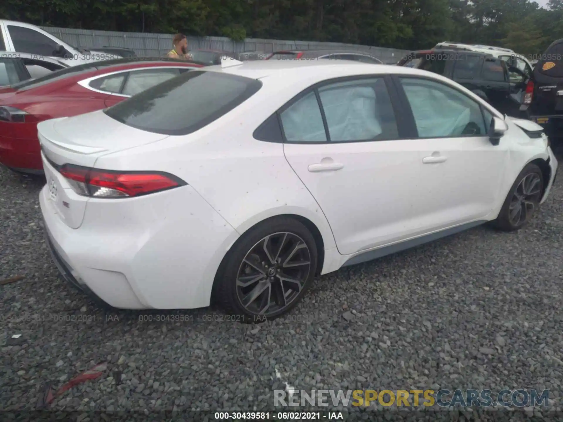 4 Photograph of a damaged car 5YFP4RCE6LP049535 TOYOTA COROLLA 2020