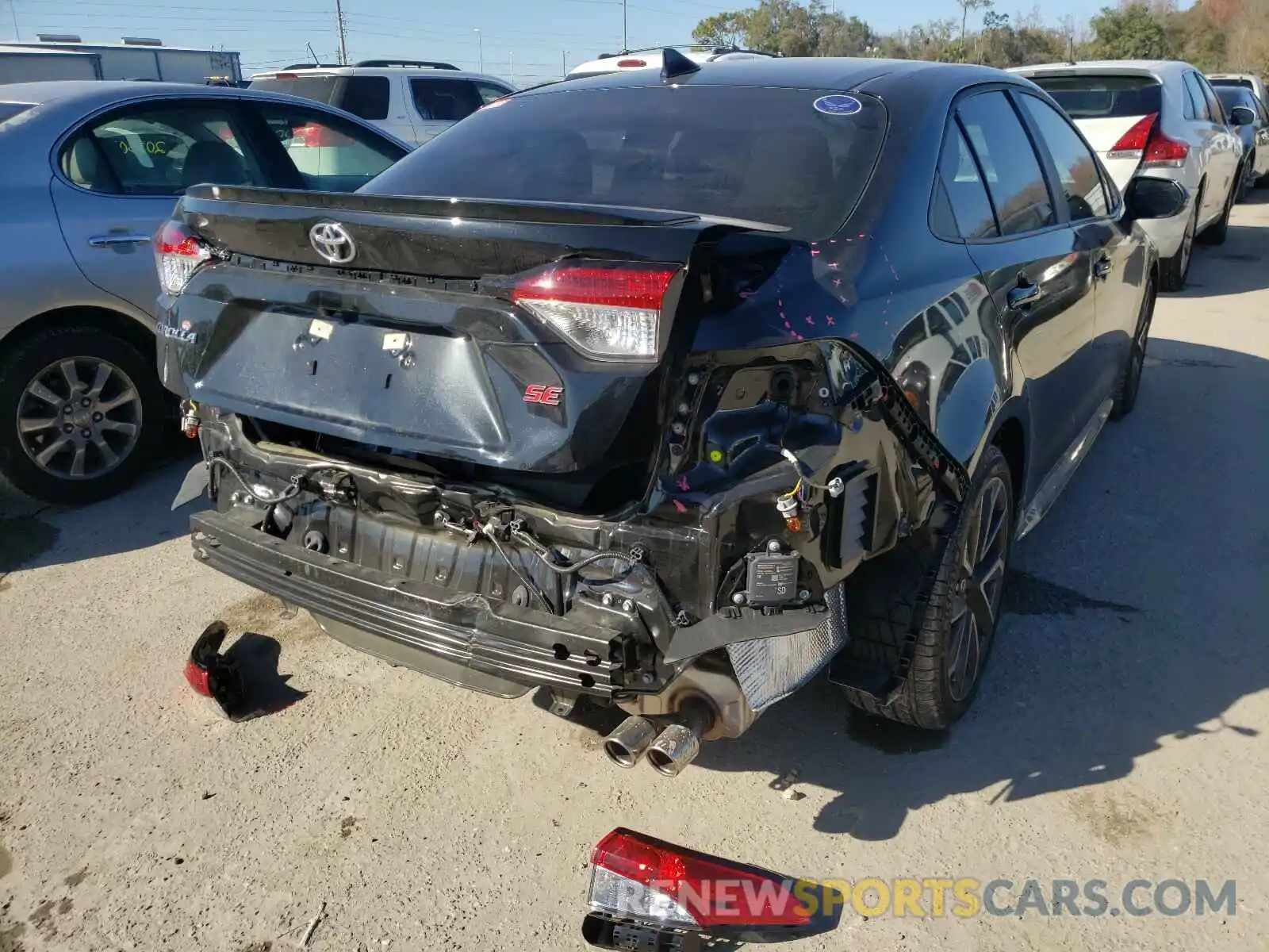 4 Photograph of a damaged car 5YFP4RCE8LP043087 TOYOTA COROLLA 2020