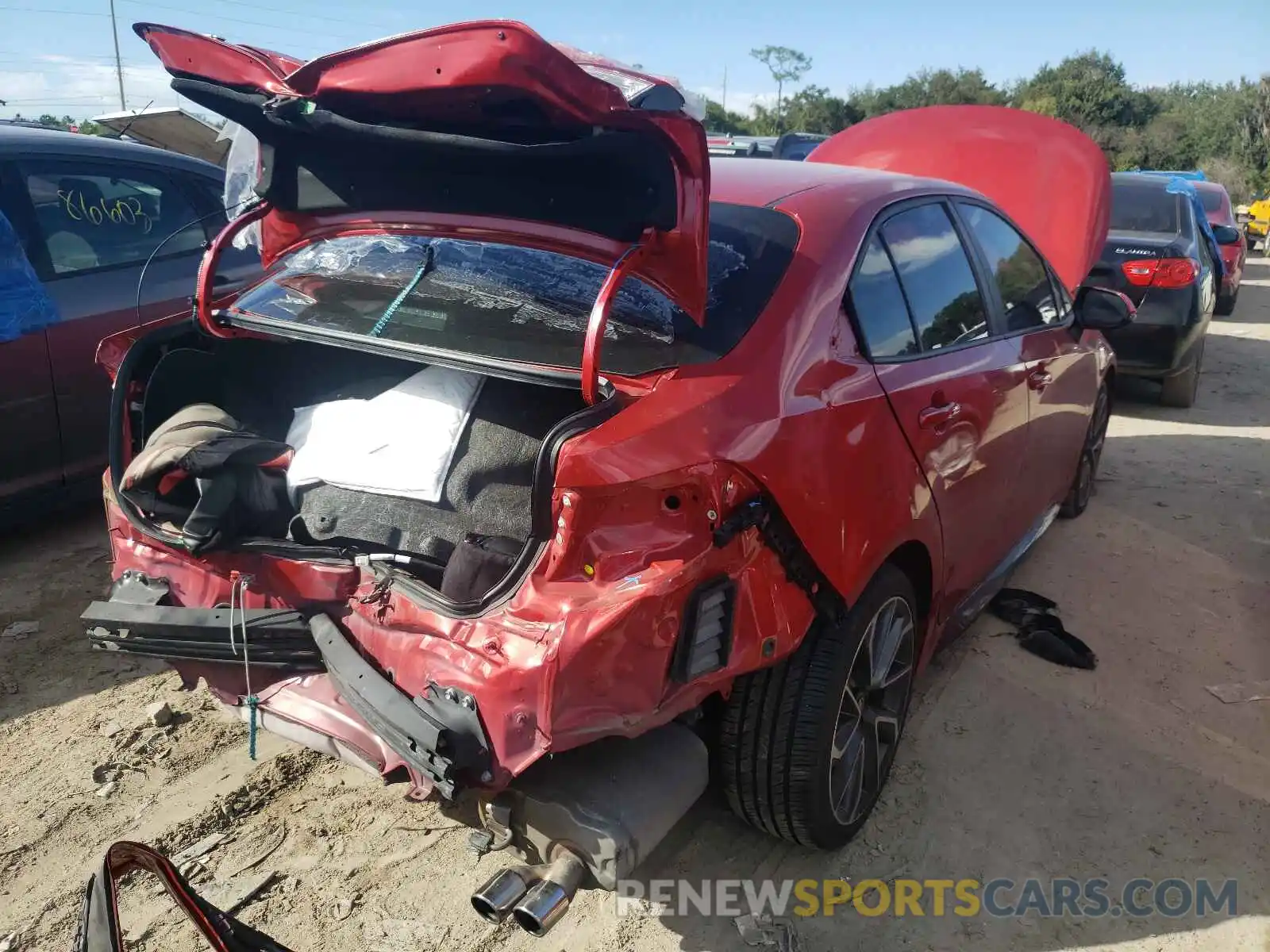 4 Photograph of a damaged car 5YFS4RCE0LP038525 TOYOTA COROLLA 2020