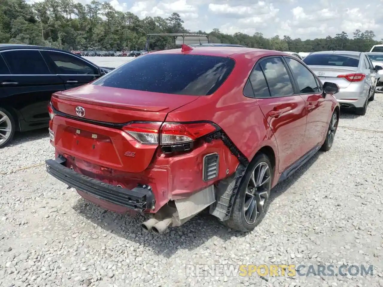 4 Photograph of a damaged car 5YFS4RCE1LP010569 TOYOTA COROLLA 2020