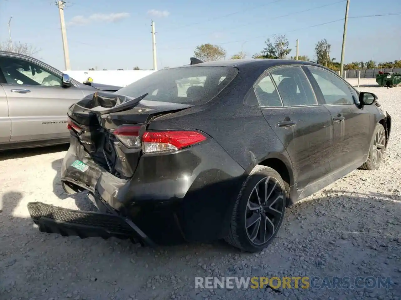 4 Photograph of a damaged car 5YFS4RCE1LP026870 TOYOTA COROLLA 2020