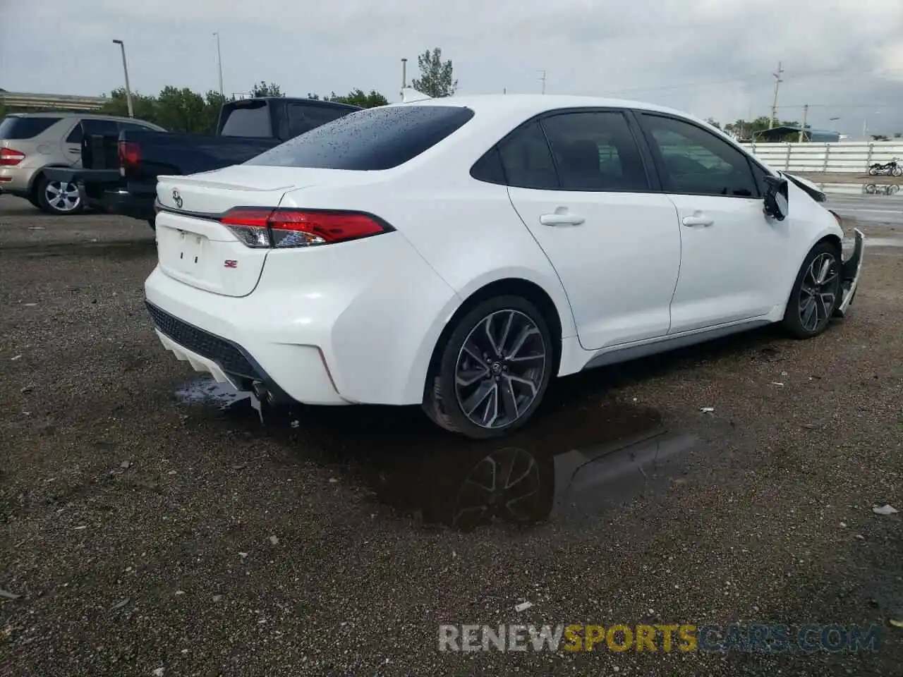 4 Photograph of a damaged car 5YFS4RCE1LP028280 TOYOTA COROLLA 2020