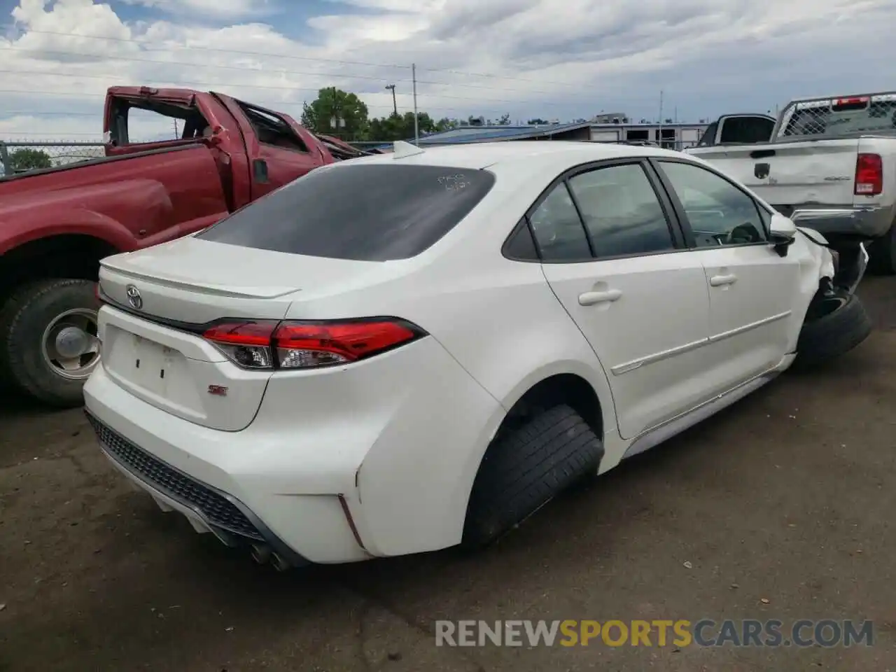 4 Photograph of a damaged car 5YFS4RCE1LP030773 TOYOTA COROLLA 2020