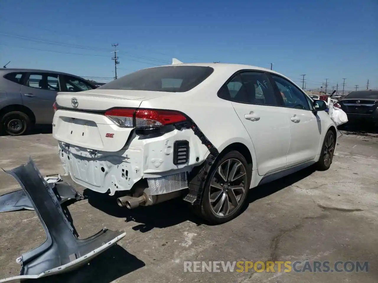 4 Photograph of a damaged car 5YFS4RCE1LP031552 TOYOTA COROLLA 2020