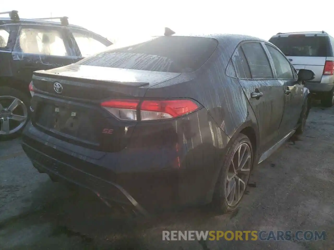 4 Photograph of a damaged car 5YFS4RCE1LP041062 TOYOTA COROLLA 2020