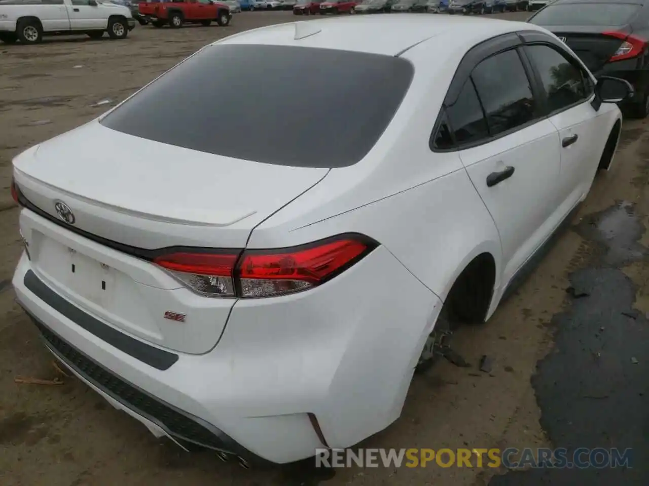 4 Photograph of a damaged car 5YFS4RCE1LP043572 TOYOTA COROLLA 2020