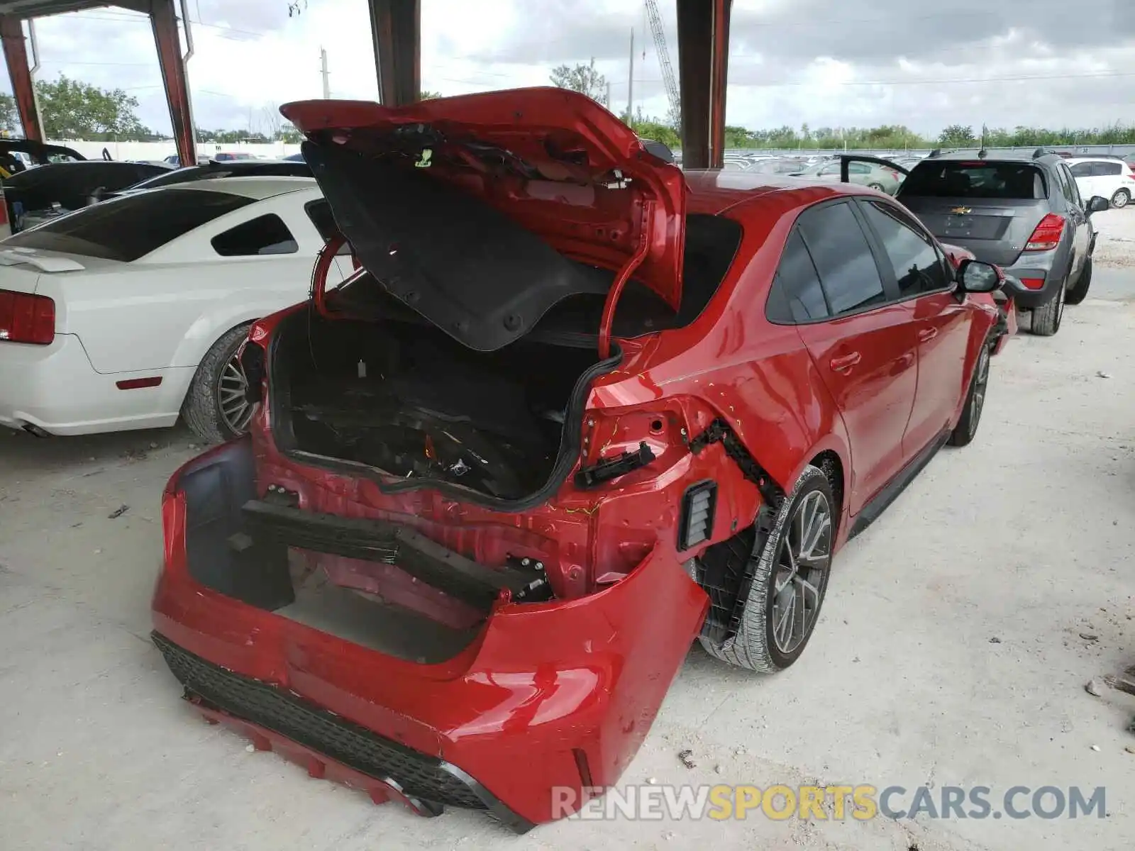 4 Photograph of a damaged car 5YFS4RCE1LP050599 TOYOTA COROLLA 2020