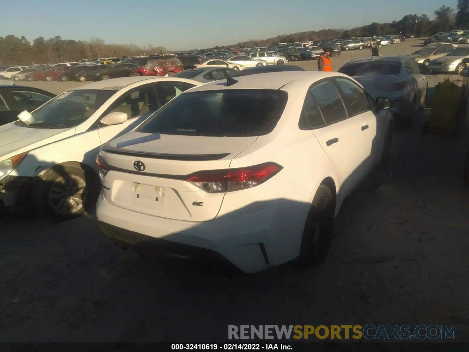 4 Photograph of a damaged car 5YFS4RCE1LP050750 TOYOTA COROLLA 2020