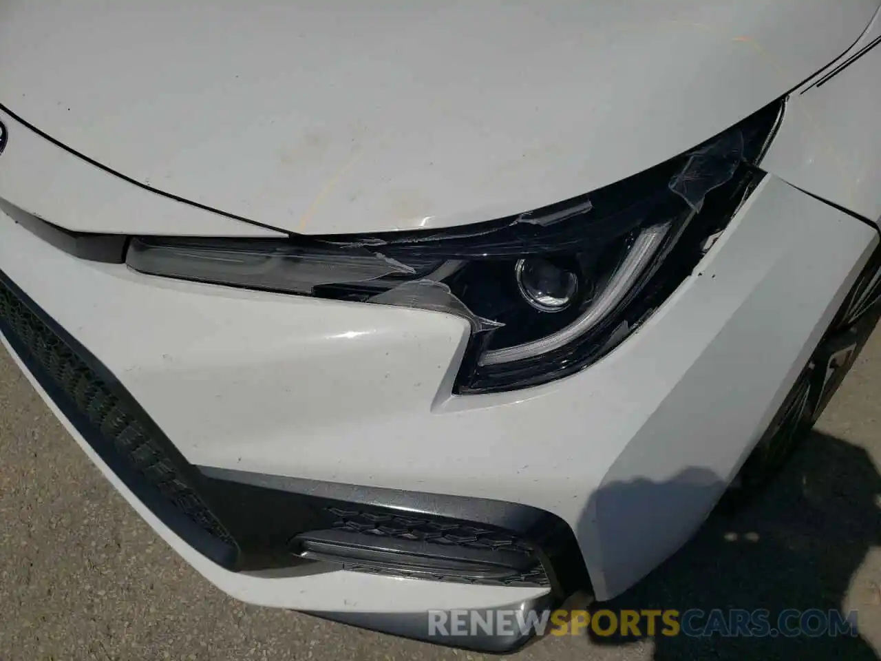 9 Photograph of a damaged car 5YFS4RCE2LP026652 TOYOTA COROLLA 2020