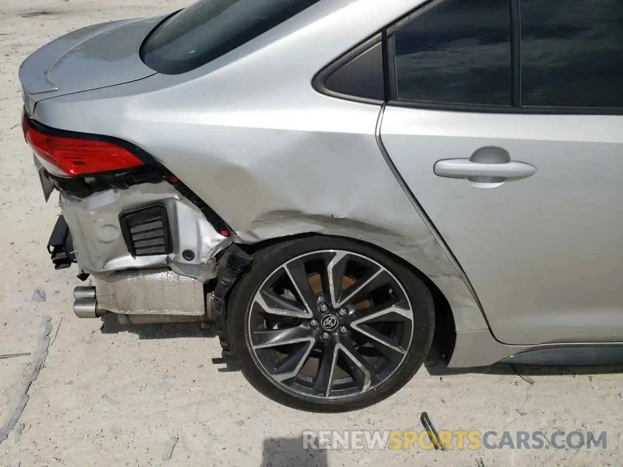 9 Photograph of a damaged car 5YFS4RCE2LP035335 TOYOTA COROLLA 2020