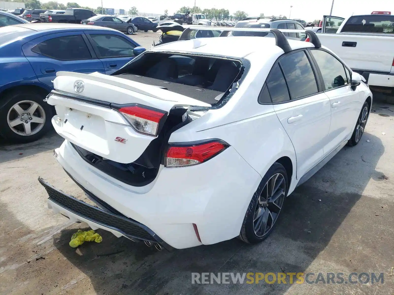 4 Photograph of a damaged car 5YFS4RCE2LP036131 TOYOTA COROLLA 2020