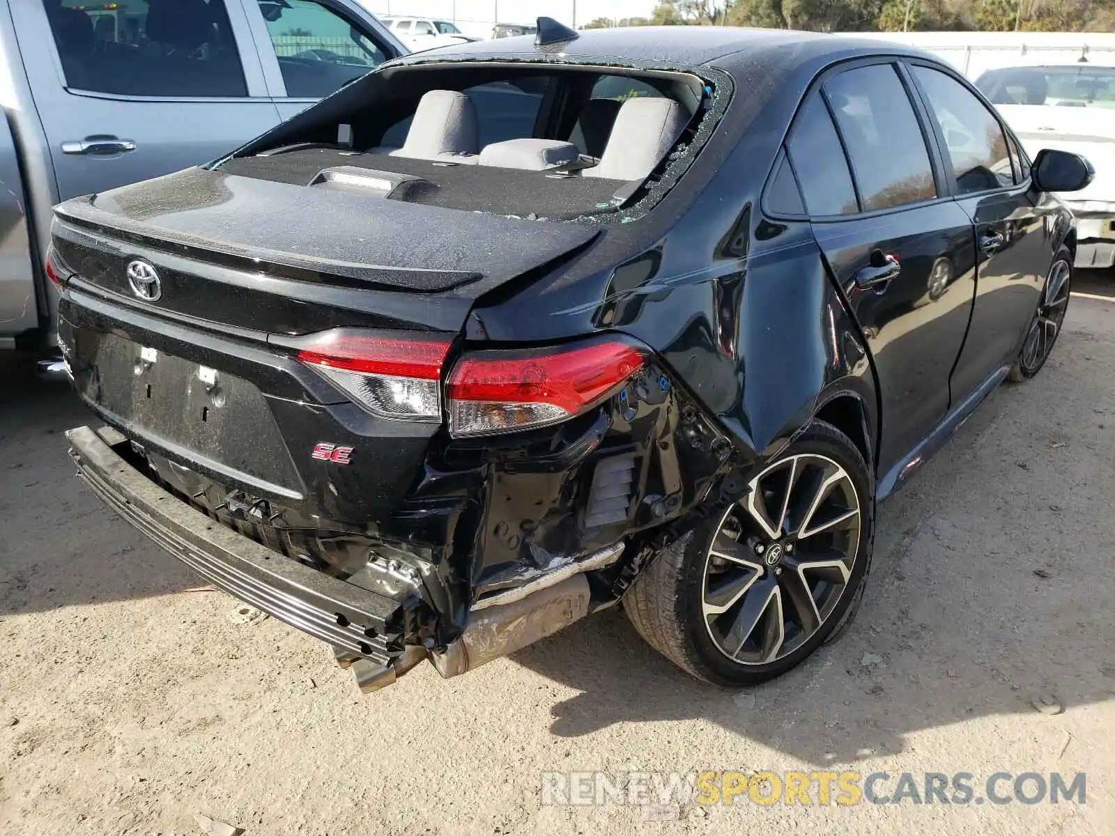 4 Photograph of a damaged car 5YFS4RCE2LP037280 TOYOTA COROLLA 2020