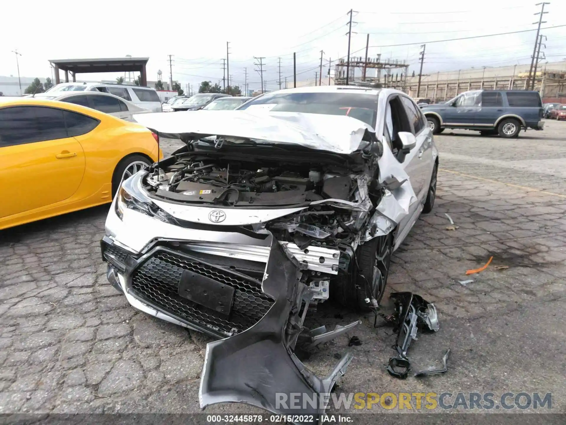 6 Photograph of a damaged car 5YFS4RCE2LP052135 TOYOTA COROLLA 2020