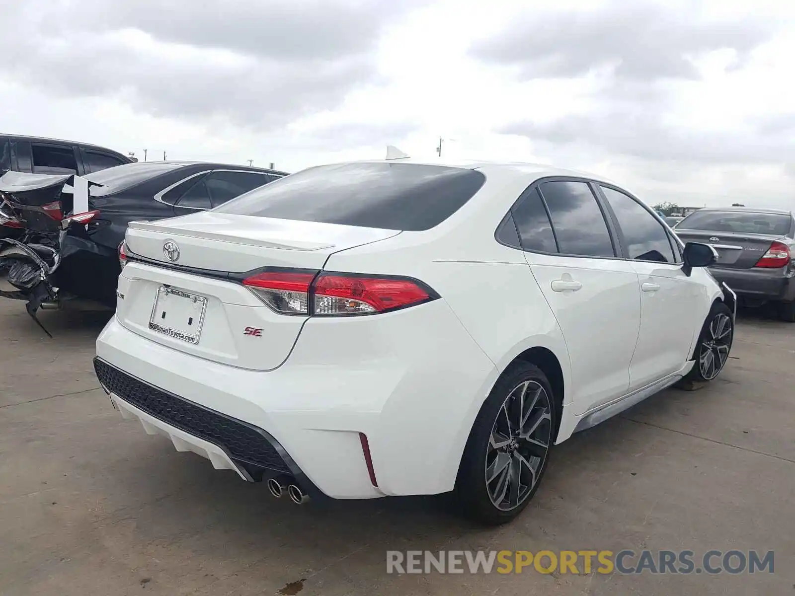 4 Photograph of a damaged car 5YFS4RCE2LP054404 TOYOTA COROLLA 2020