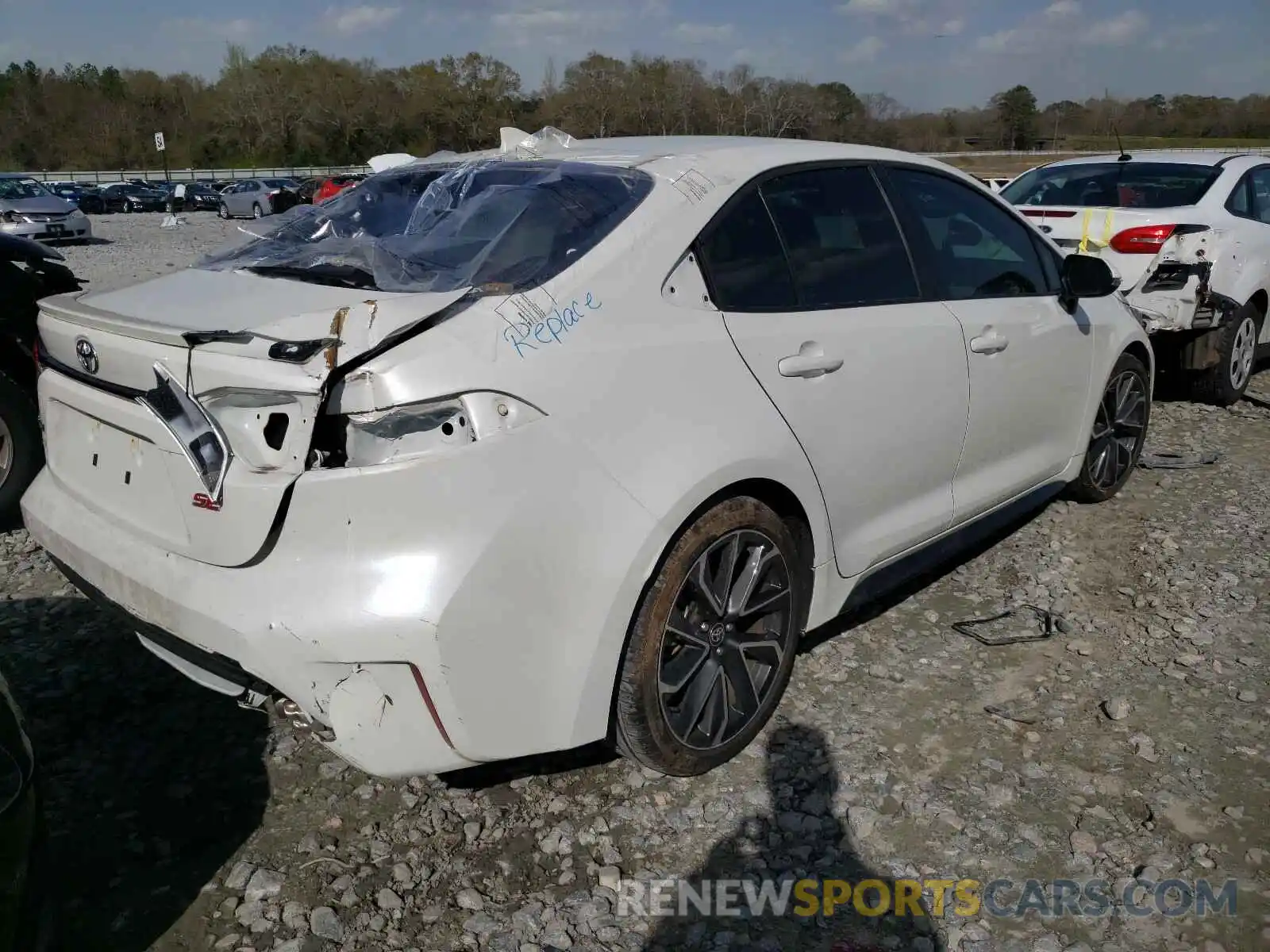 4 Photograph of a damaged car 5YFS4RCE3LP015904 TOYOTA COROLLA 2020