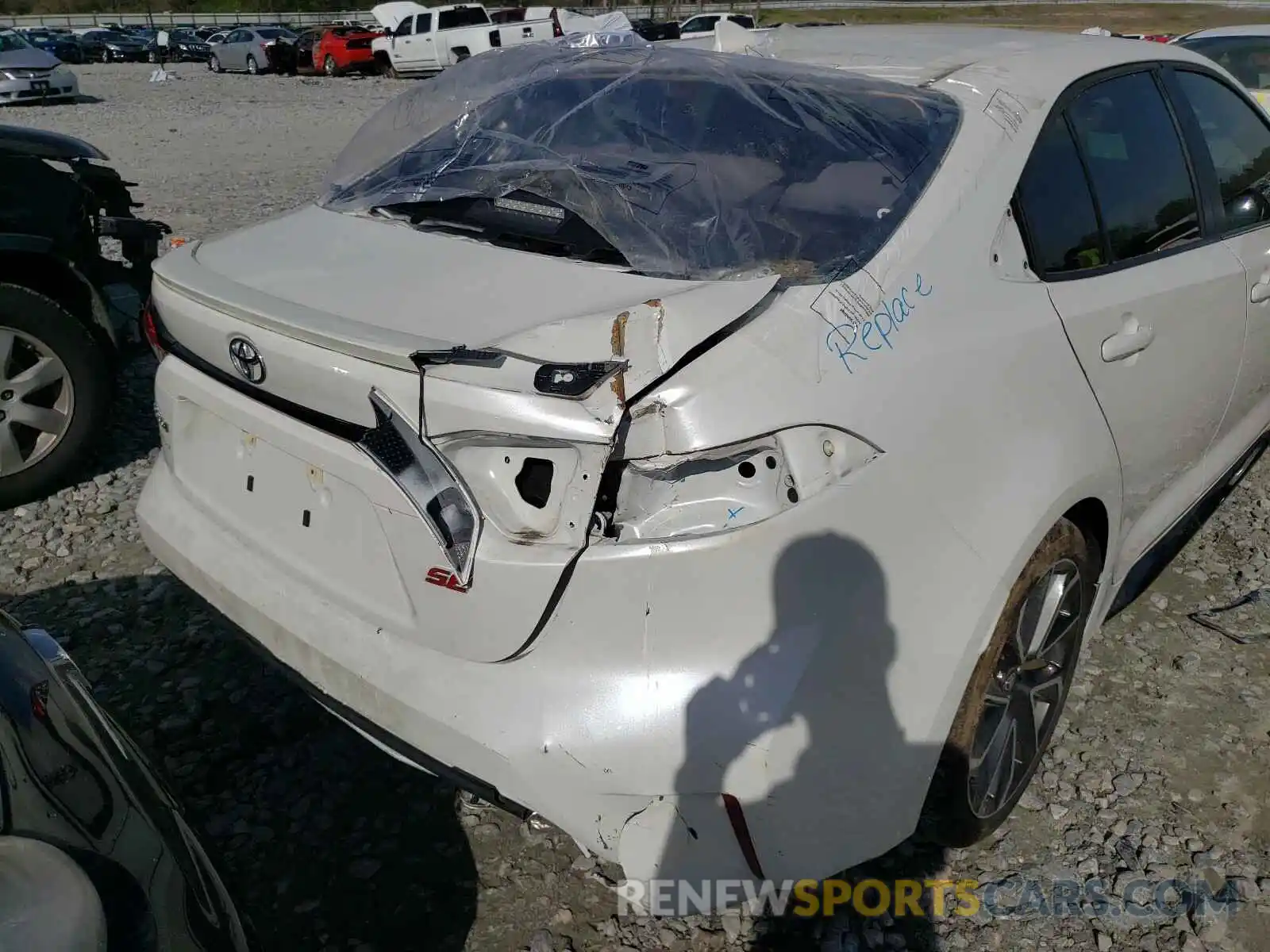 9 Photograph of a damaged car 5YFS4RCE3LP015904 TOYOTA COROLLA 2020