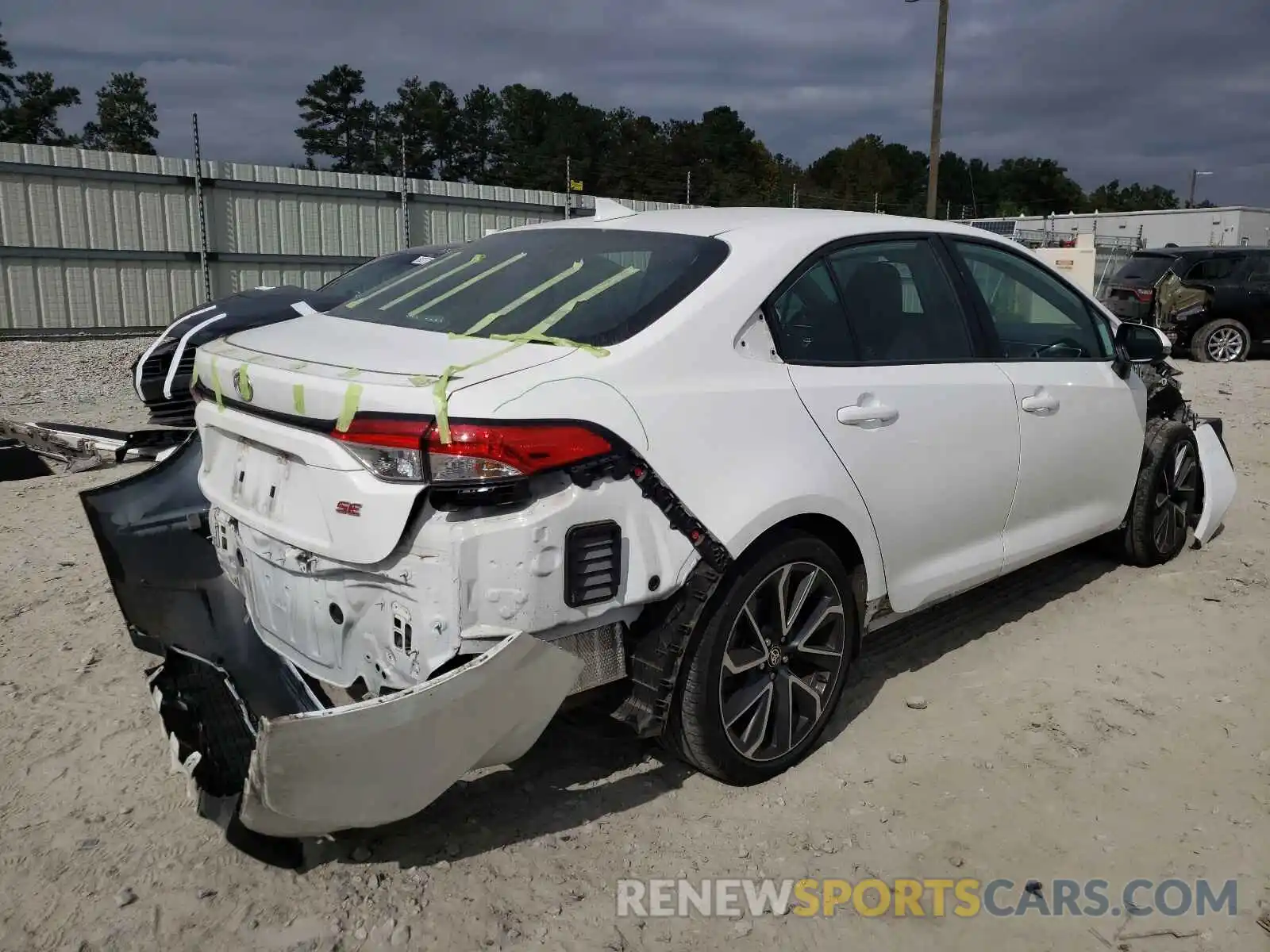 4 Photograph of a damaged car 5YFS4RCE3LP026501 TOYOTA COROLLA 2020