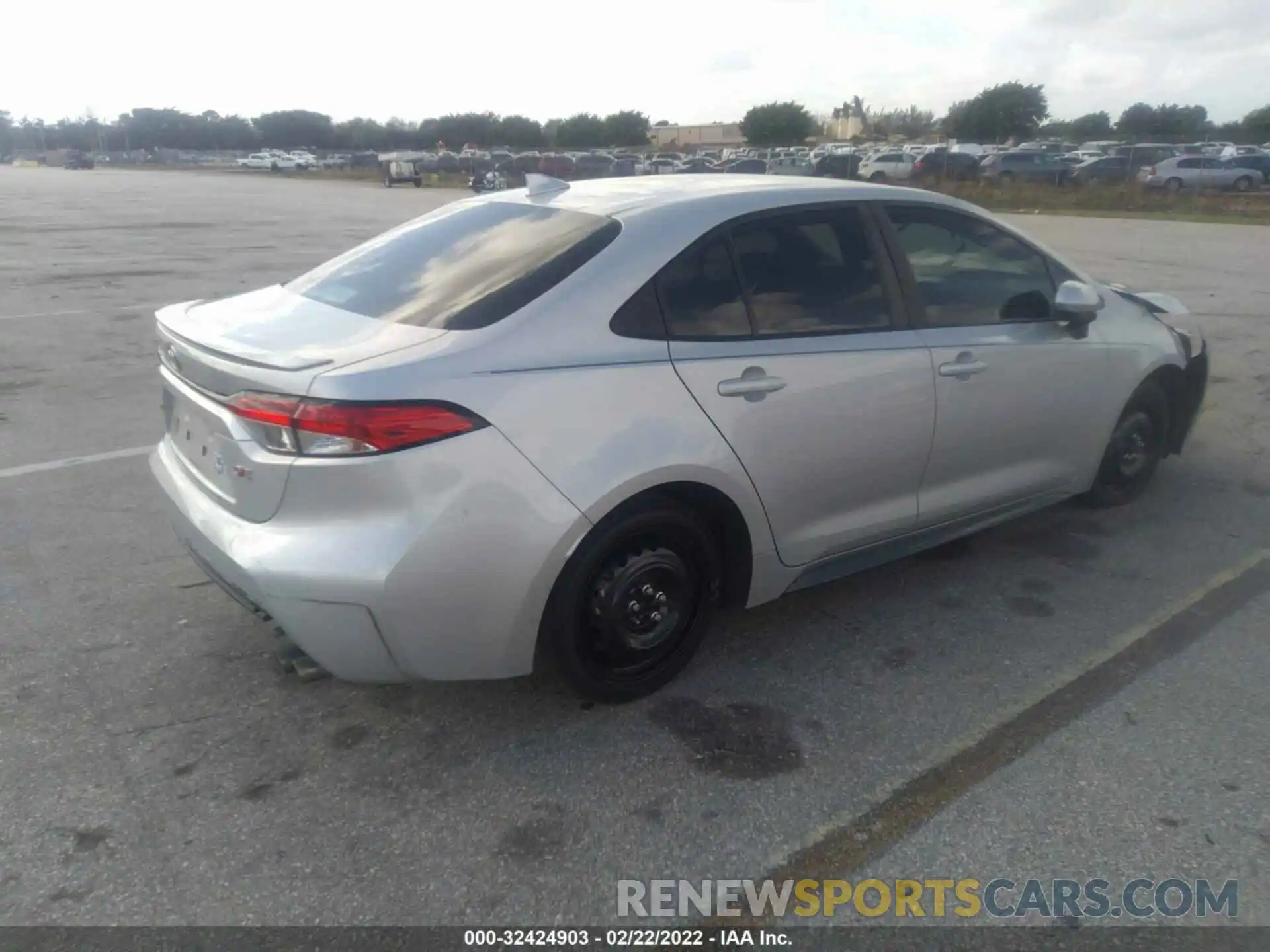 4 Photograph of a damaged car 5YFS4RCE3LP032654 TOYOTA COROLLA 2020