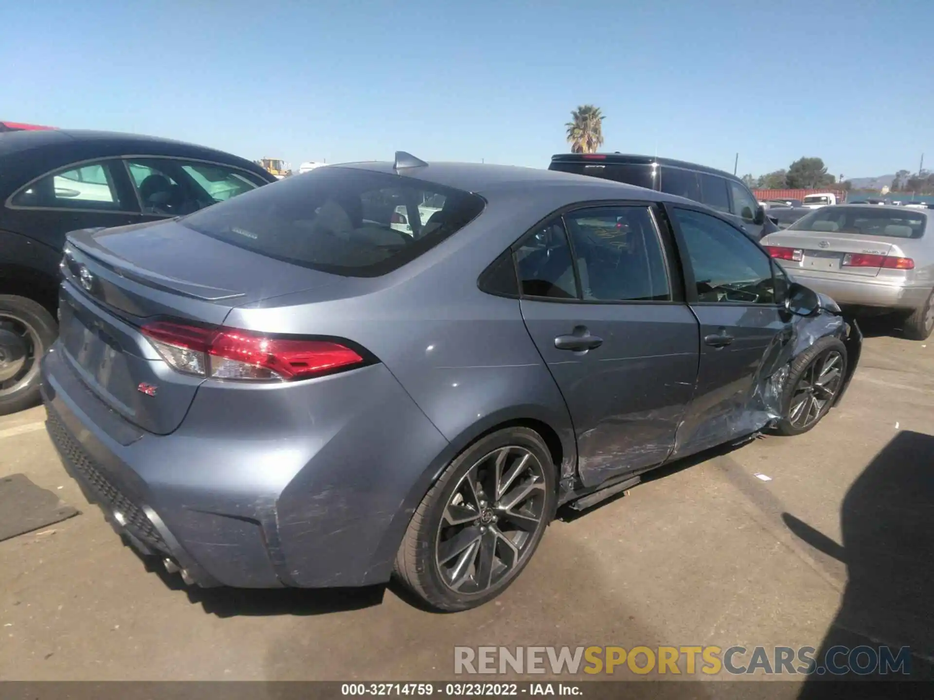 4 Photograph of a damaged car 5YFS4RCE3LP032783 TOYOTA COROLLA 2020