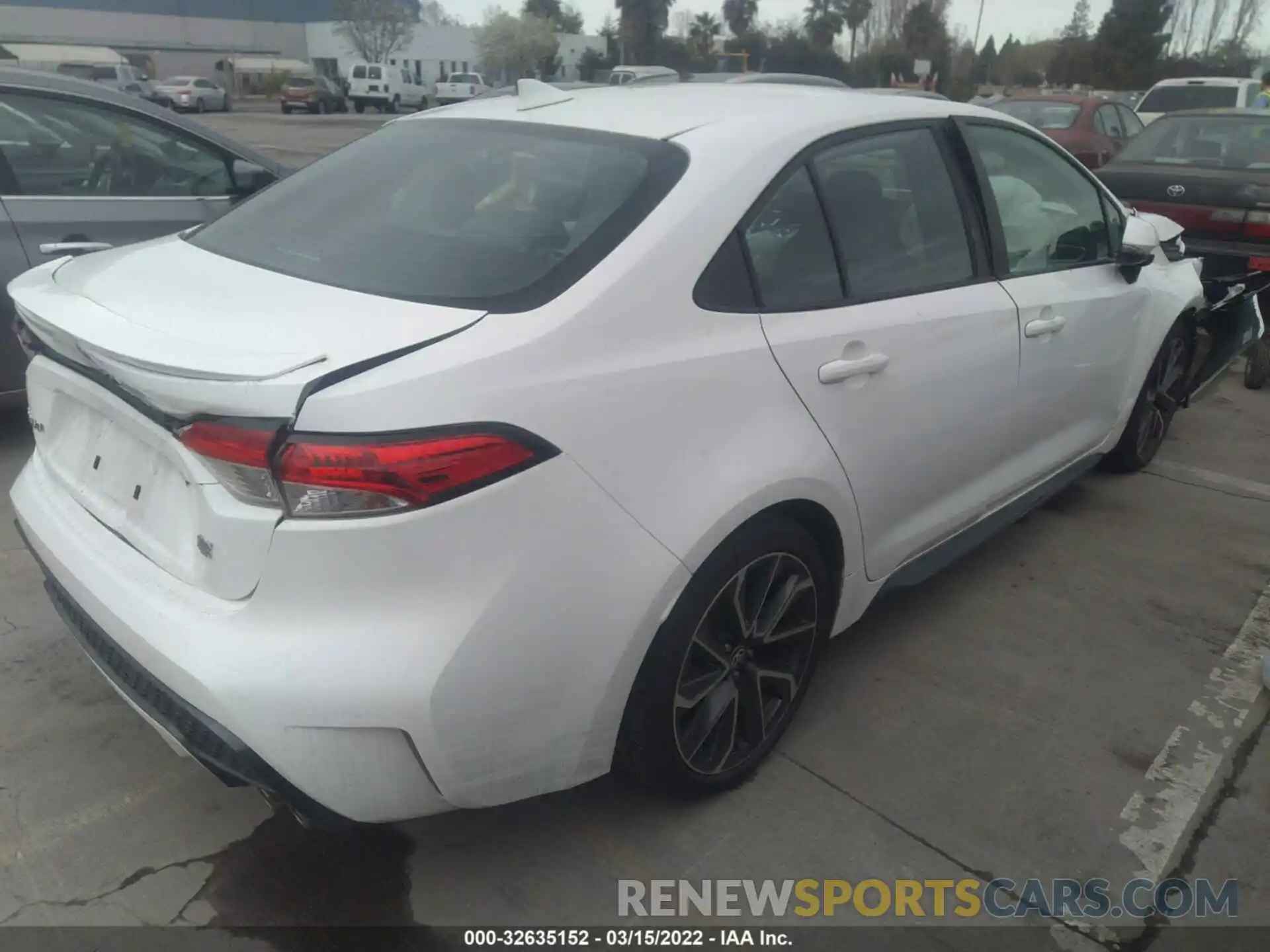 4 Photograph of a damaged car 5YFS4RCE3LP034646 TOYOTA COROLLA 2020