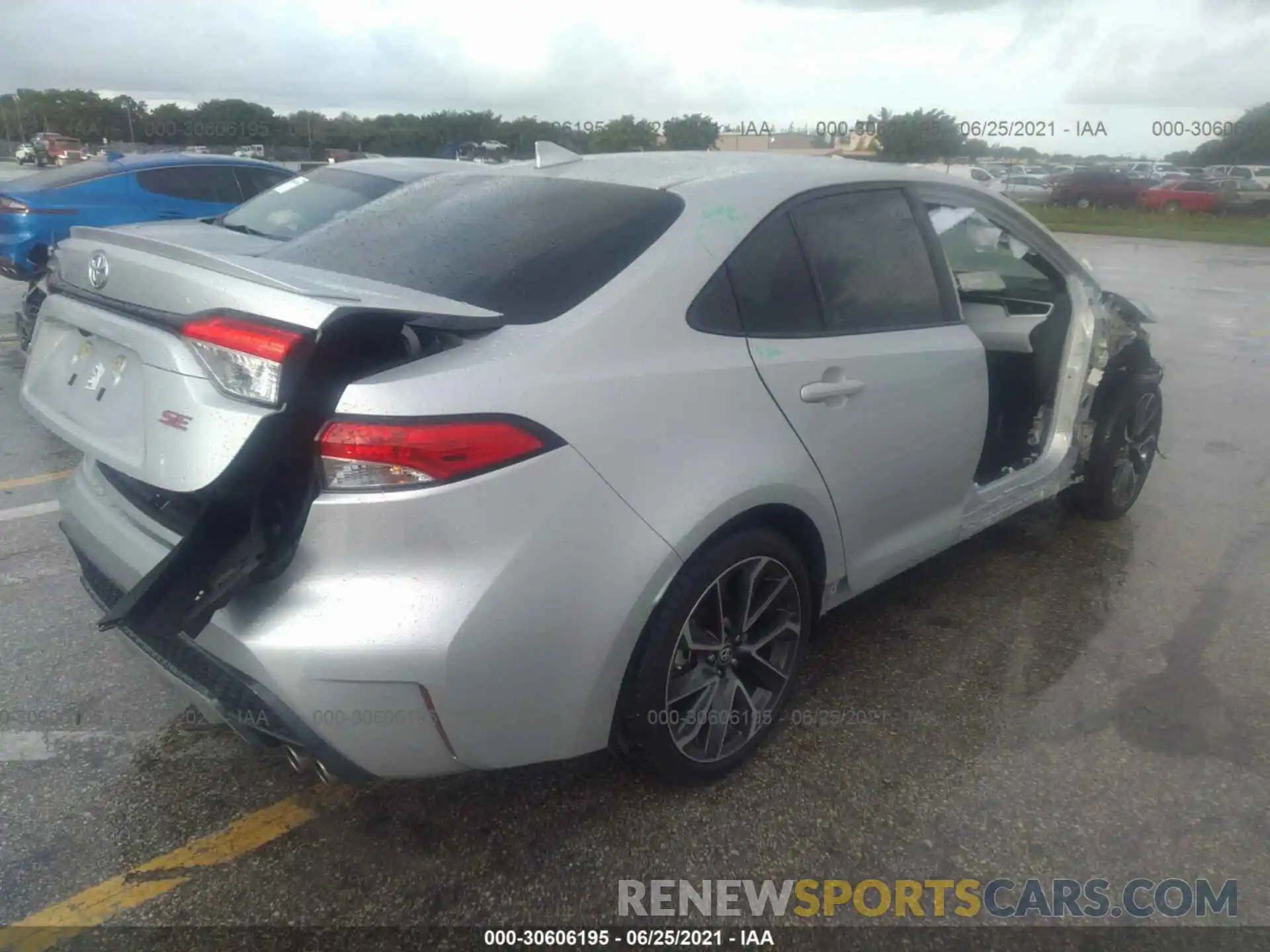 4 Photograph of a damaged car 5YFS4RCE3LP039930 TOYOTA COROLLA 2020