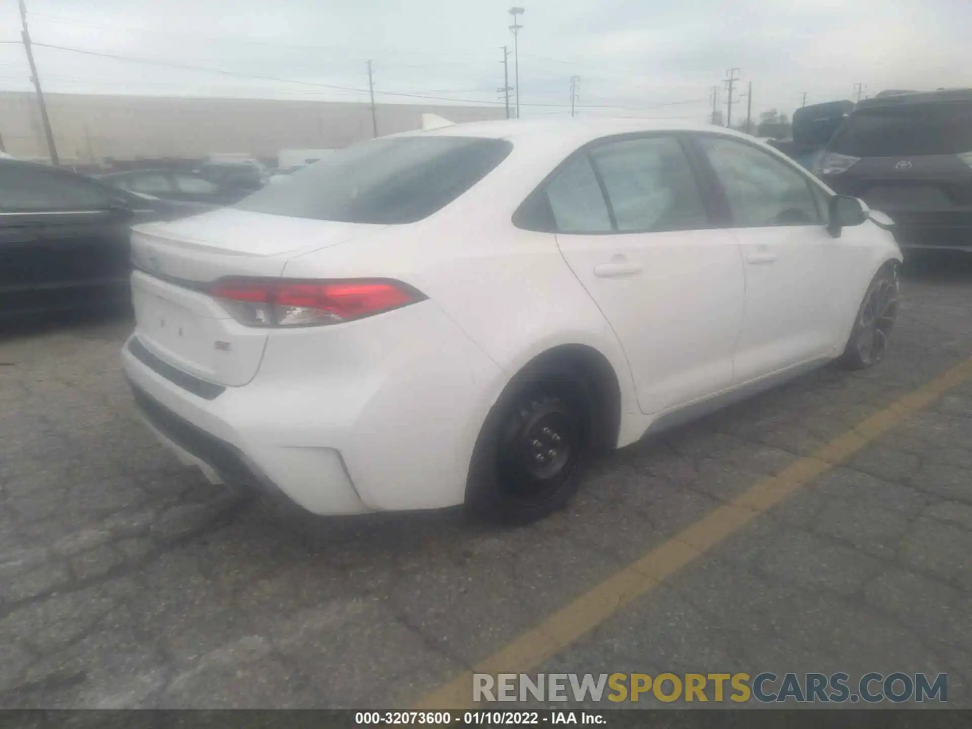 4 Photograph of a damaged car 5YFS4RCE3LP041306 TOYOTA COROLLA 2020