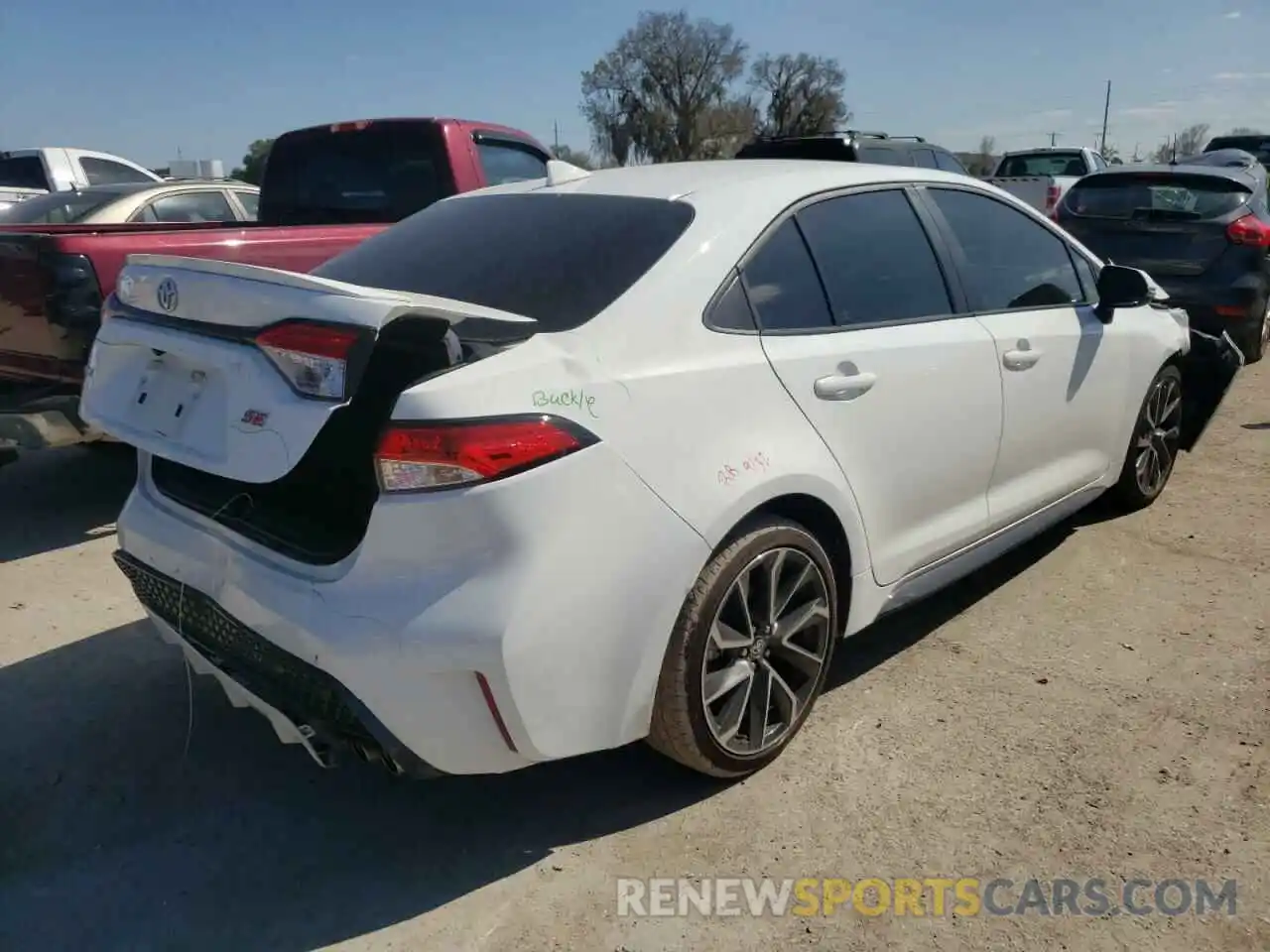 4 Photograph of a damaged car 5YFS4RCE3LP047137 TOYOTA COROLLA 2020