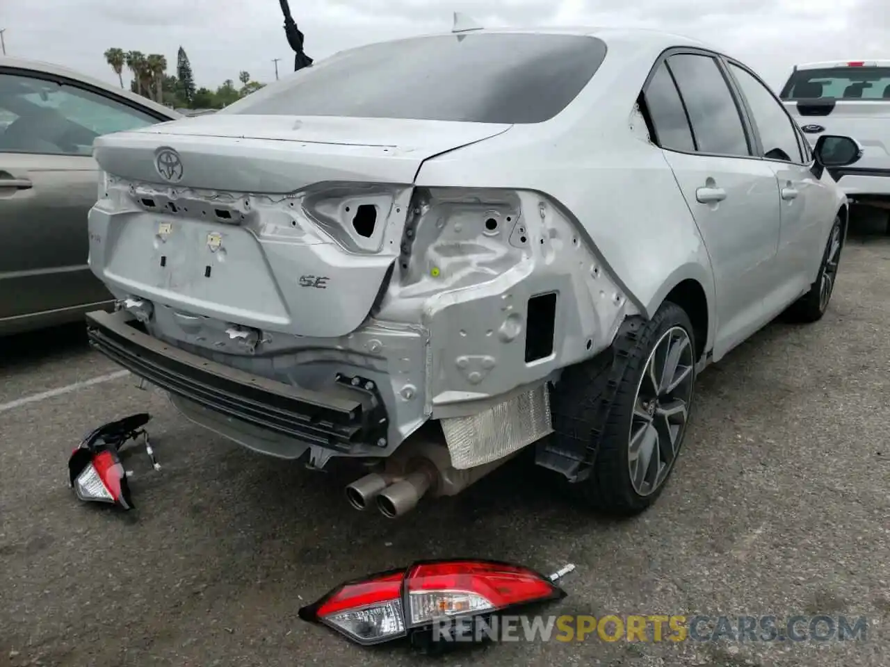 4 Photograph of a damaged car 5YFS4RCE4LP029942 TOYOTA COROLLA 2020