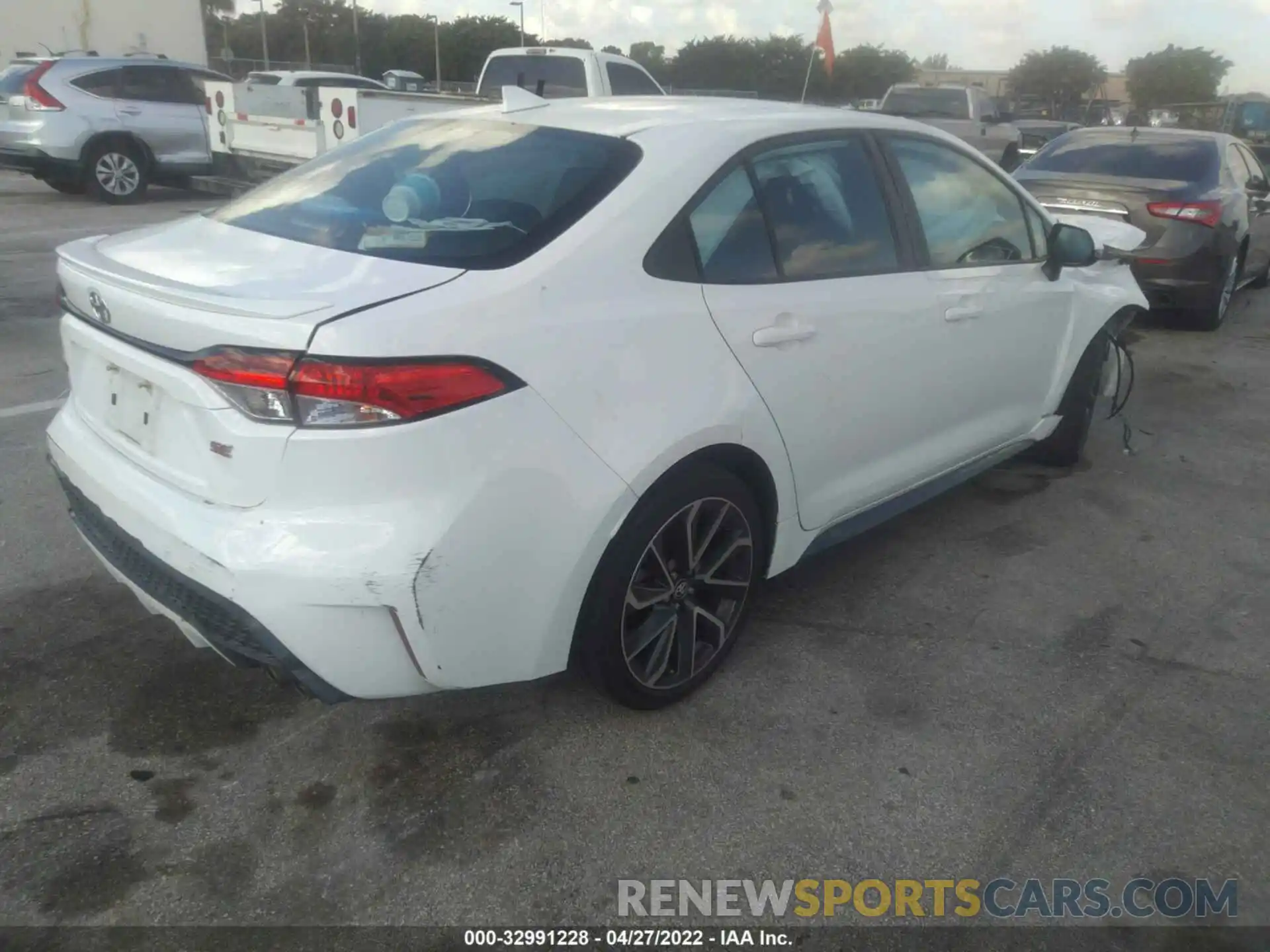 4 Photograph of a damaged car 5YFS4RCE4LP036387 TOYOTA COROLLA 2020