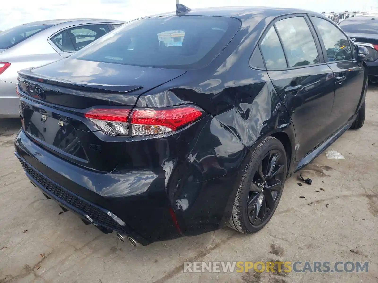 4 Photograph of a damaged car 5YFS4RCE4LP046109 TOYOTA COROLLA 2020