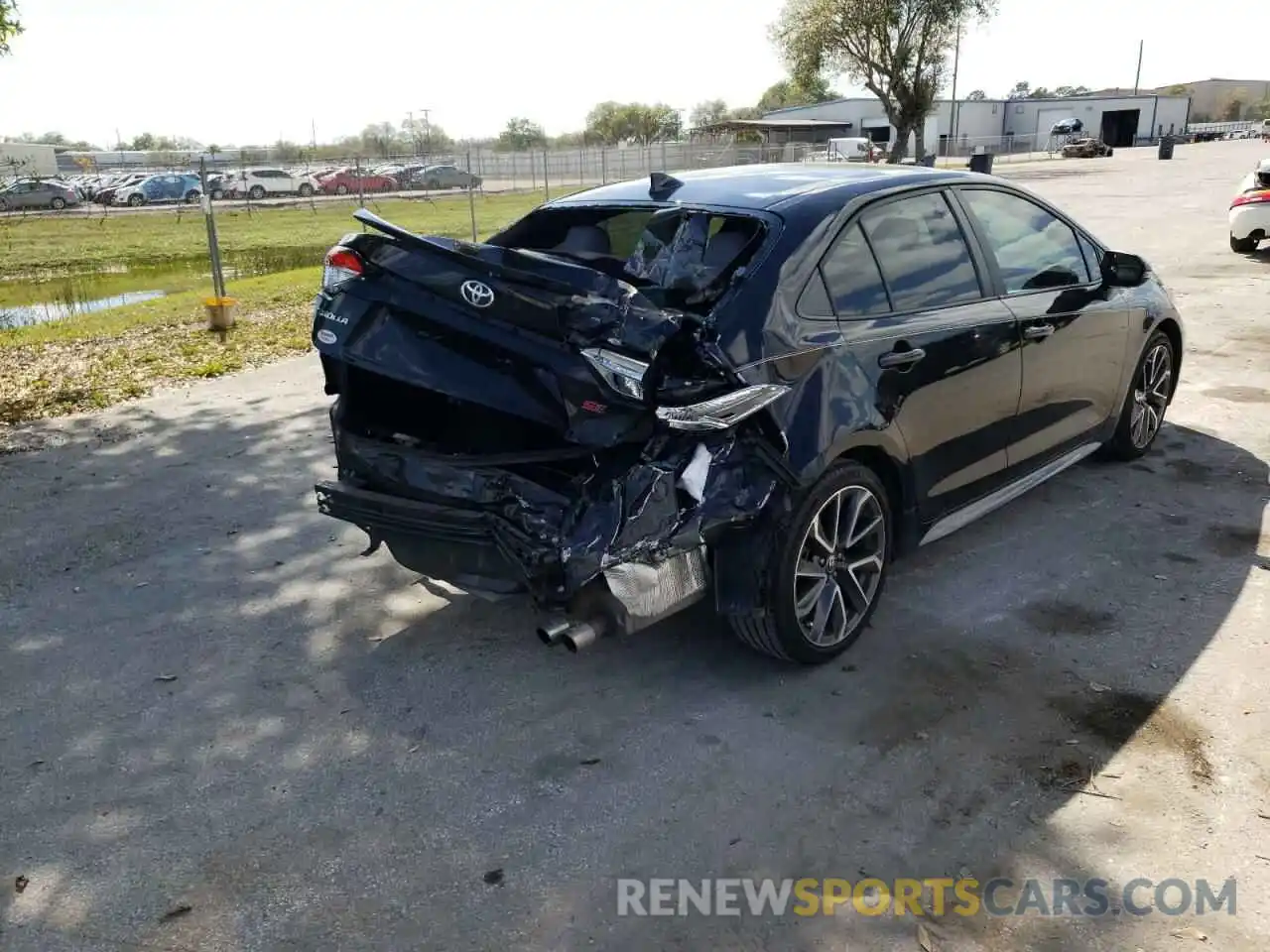 4 Photograph of a damaged car 5YFS4RCE4LP052914 TOYOTA COROLLA 2020