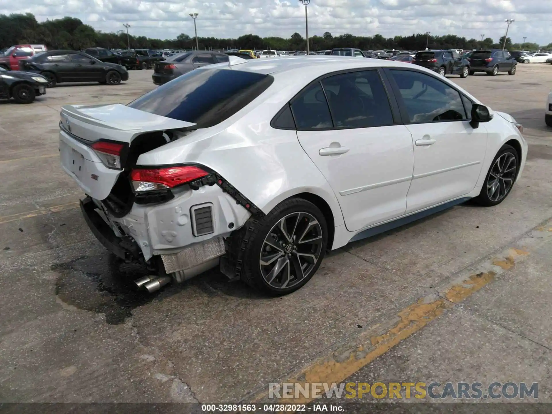 4 Photograph of a damaged car 5YFS4RCE5LP004452 TOYOTA COROLLA 2020