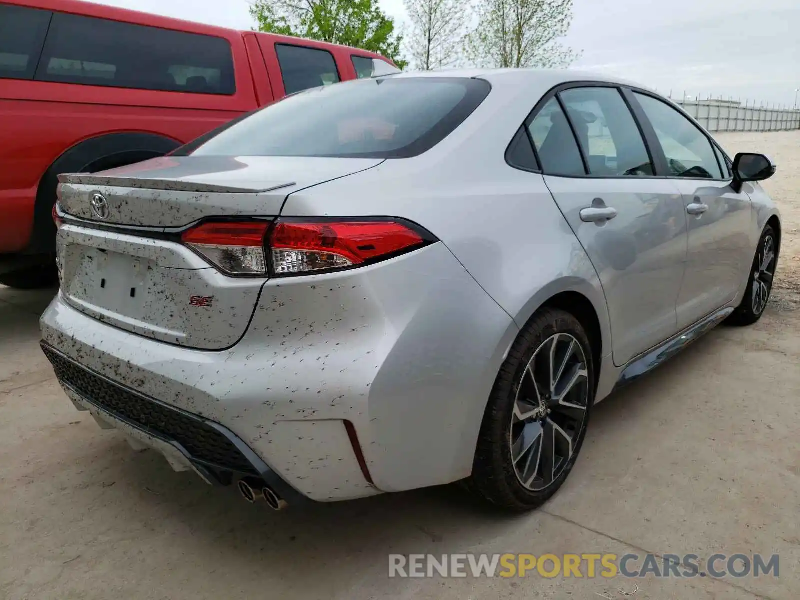 4 Photograph of a damaged car 5YFS4RCE5LP015256 TOYOTA COROLLA 2020