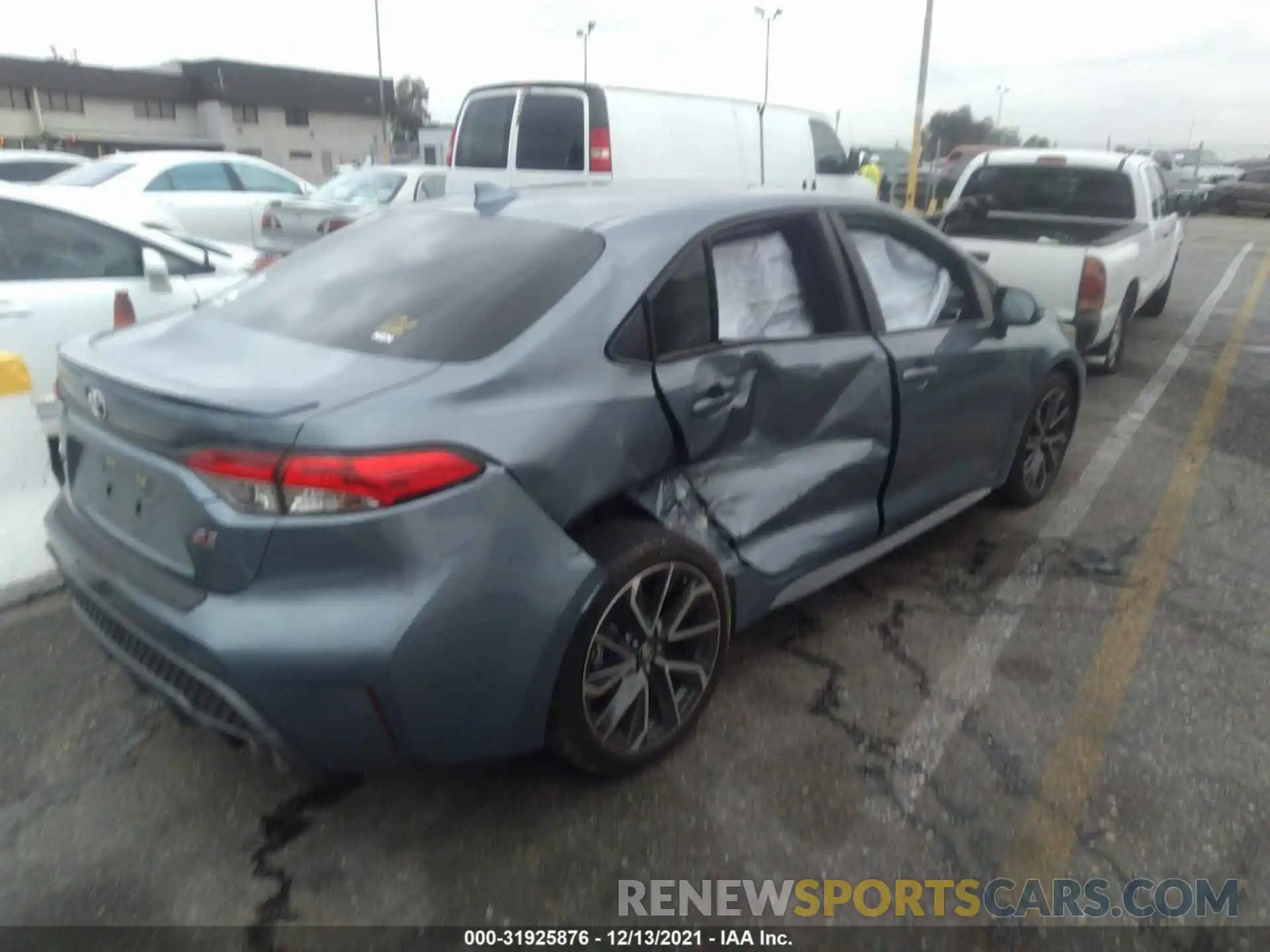 4 Photograph of a damaged car 5YFS4RCE5LP034938 TOYOTA COROLLA 2020