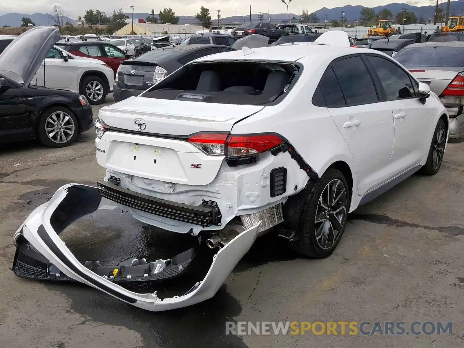 4 Photograph of a damaged car 5YFS4RCE5LP036043 TOYOTA COROLLA 2020