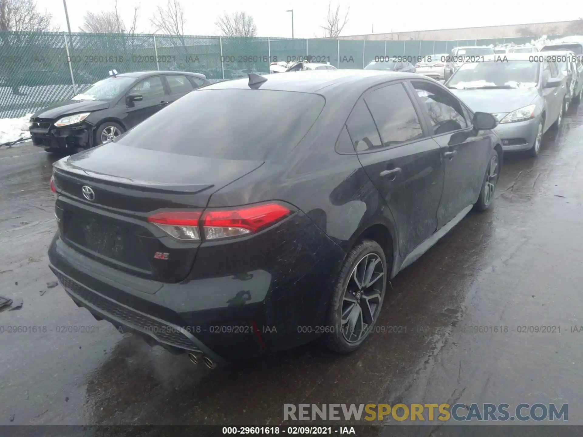 4 Photograph of a damaged car 5YFS4RCE5LP036365 TOYOTA COROLLA 2020