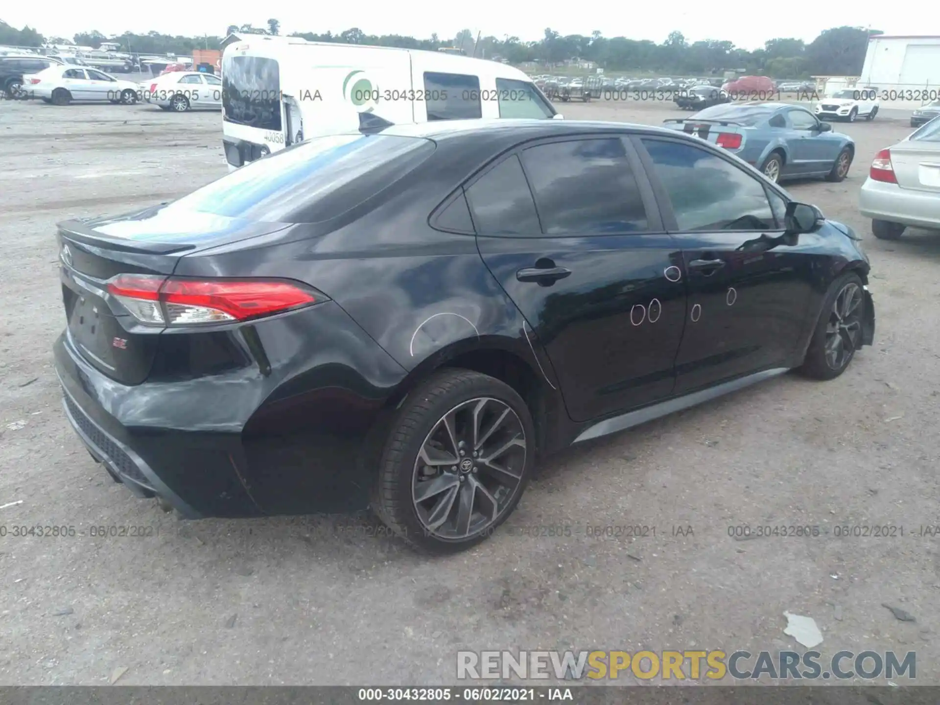 4 Photograph of a damaged car 5YFS4RCE5LP036771 TOYOTA COROLLA 2020