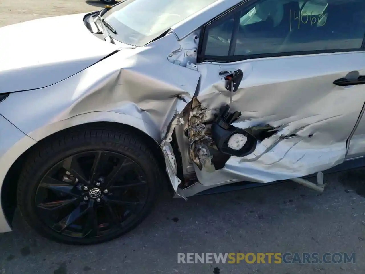 9 Photograph of a damaged car 5YFS4RCE5LP045034 TOYOTA COROLLA 2020